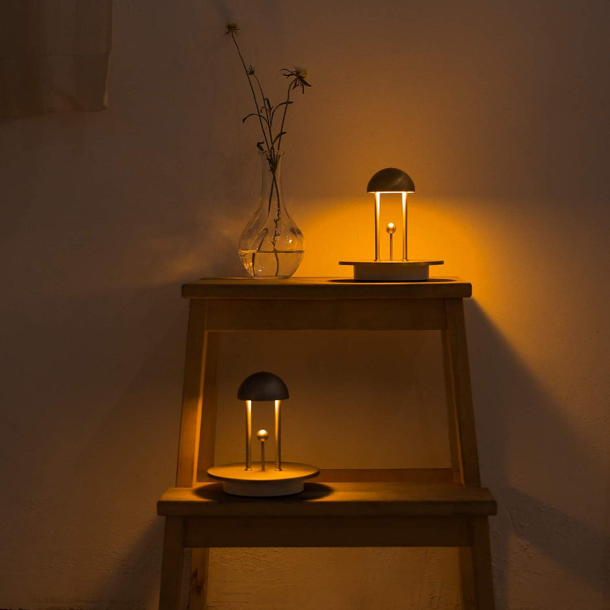 Gesture-controlled cordless table lamp with warm white dimmable light and 18-hour battery 11